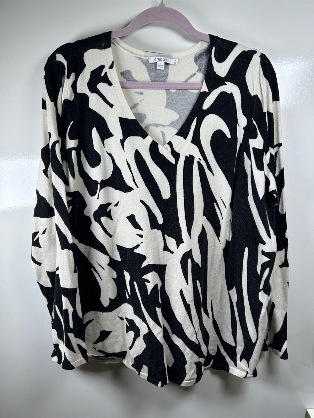 Chico's Black White | Cream Swirl Graphic Knit Pullover V-Neck Sweater [XL]